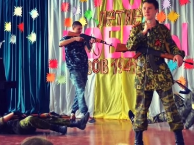Дети Донбасса в школах расстреливают украинцев (видео)