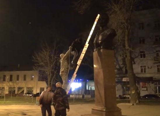 За ночь в Харькове снесли три памятника деятелям советской эпохи 