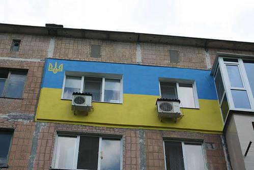 Флаг Украины на доме в Донецке