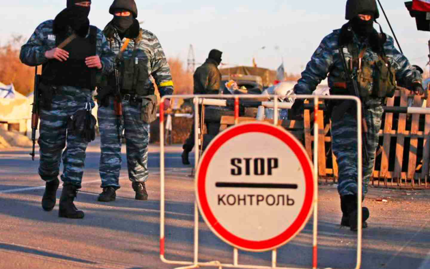 Активисты присоединились к пограничникам у границы Крыма