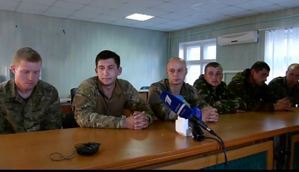 На пресс-конференцию Абвера в Славянске привели шесть военнопленных украинской армии (видео)