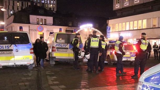 В Стокгольме около ста человек в масках напали на мигрантов