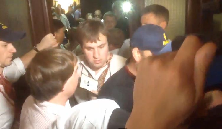 Протестующие ворвались в Киевсовет, ради встречи с Кличко (видео)