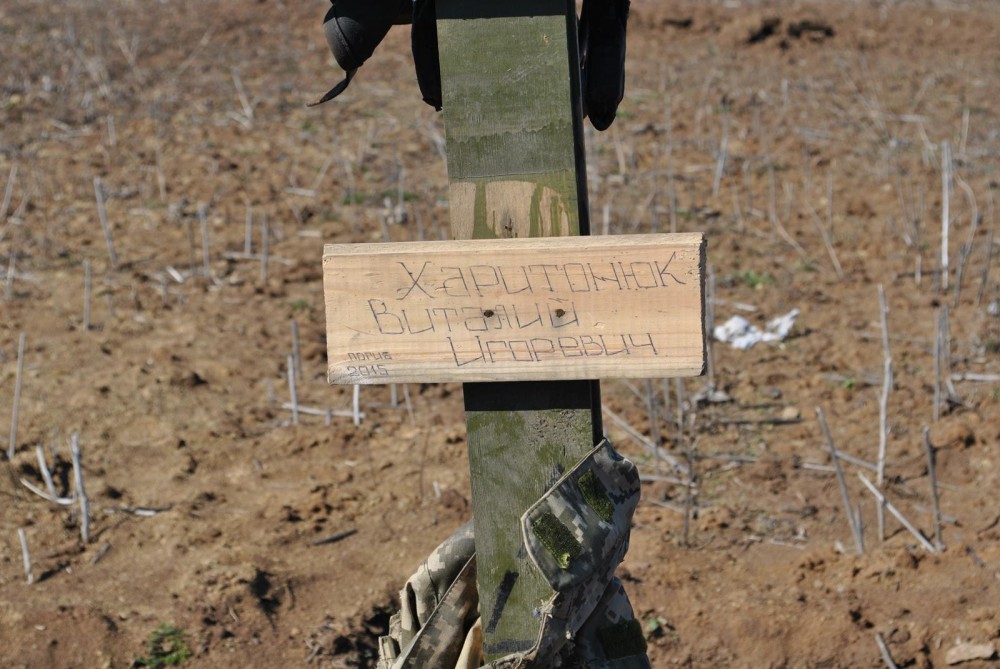 На фотографиях была также запечатлена могила украинского военного в поле под Логвиново.