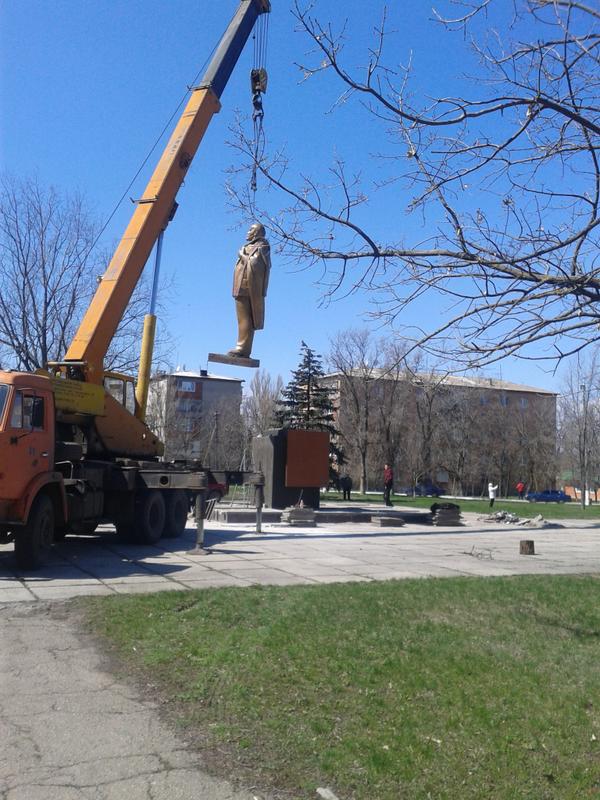 в Новоазовске восстановили памятник Ленину