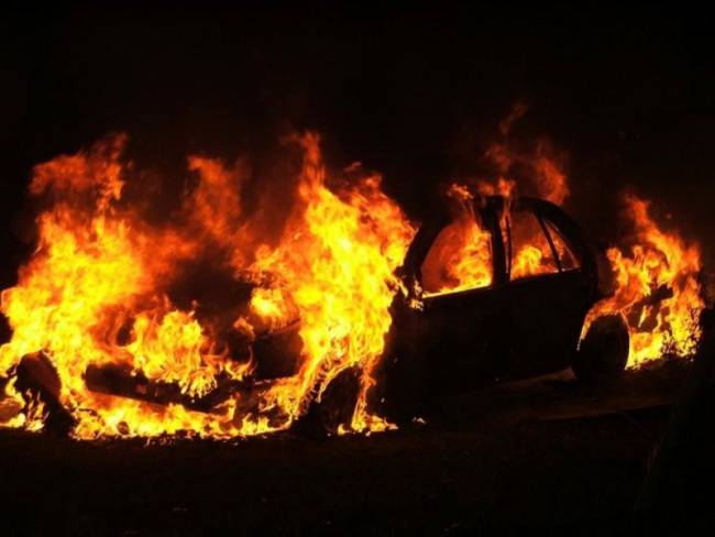 В Крыму сгорело авто председателя местного меджлиса Энвера Вейсова.