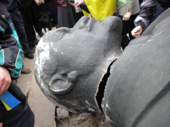 В Краматорске был снесен националистами памятник Ленину