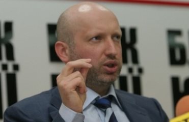 Турчинов спекулирует на теме мирного урегулирования, считают депутаты Рады