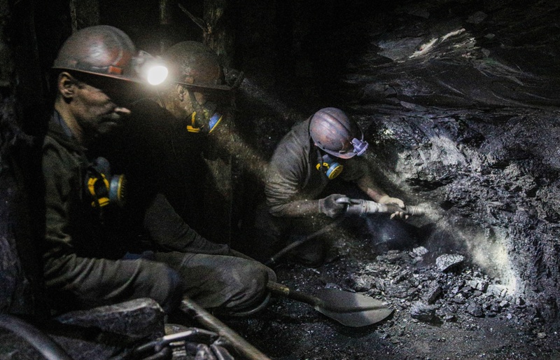 На шахте в ЛНР произошел взрыв: один горняк погиб и девять находятся под завалами