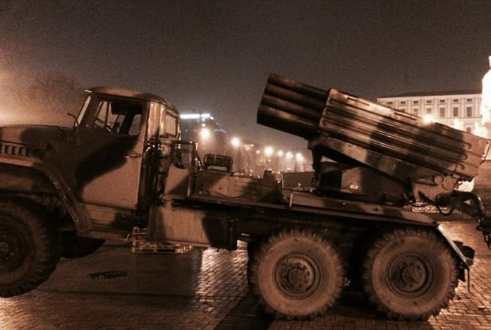 На Михайловскую площадь в Киеве всю ночь свозили "российскую" военную технику