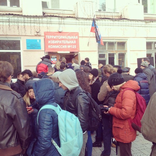 В Луганске и Донецке образуются очереди перед избирательными участками