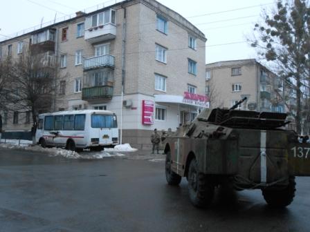 Утром в понедельник, 19 января, в городе Изюм Харьковской области БМДР ВСУ столкнулся с рейсовым автобусом.