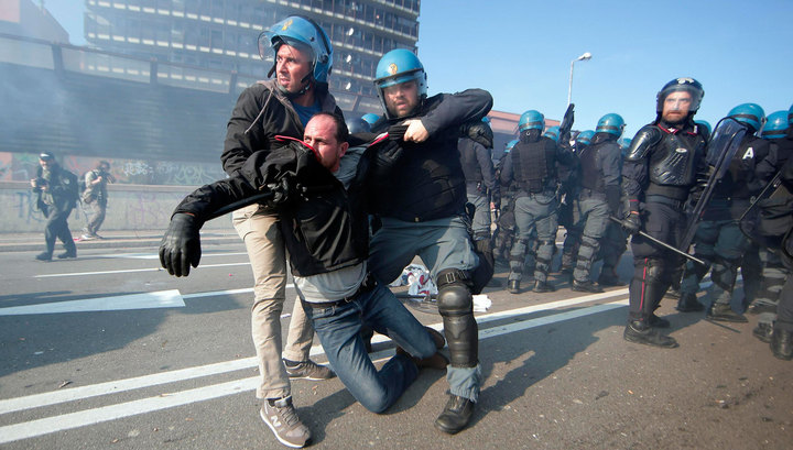 На севере Италии левые активисты подрались с полицией