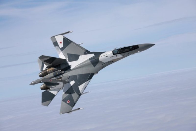 Как новейший Су-35 уходит от ракеты ( видео)