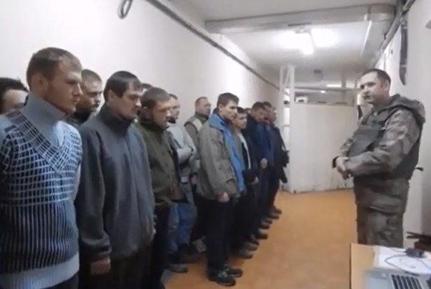 Пленные "киборги" увидели последствия обстрелов Донецка (видео)