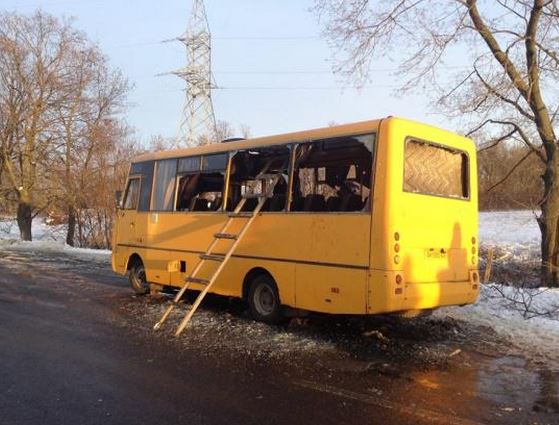 В автобус с людьми на блокпосту близ Волновахи попал снаряд, погибли 10 человек, 13 человек ранены