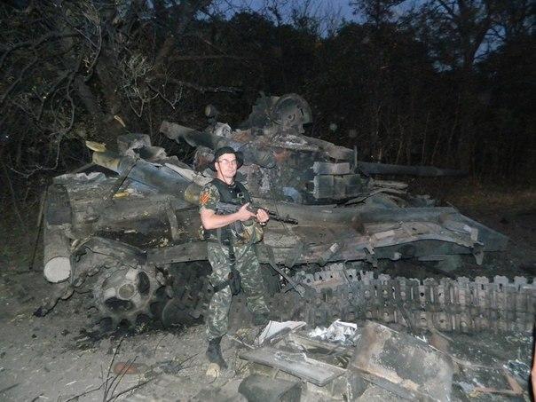 Сожженный танк под Мариуполем