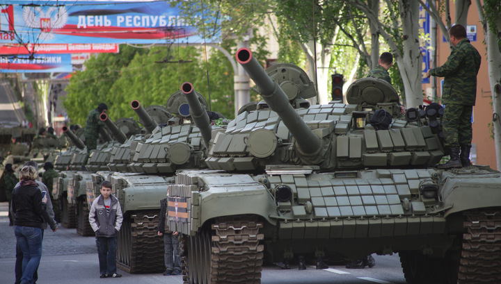 На Параде освободительных войск в Донецке прозвучал гимн ДНР