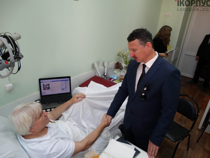 Стрелков посетил в госпитале военного корреспондента Новороссии Юрия Юрченко