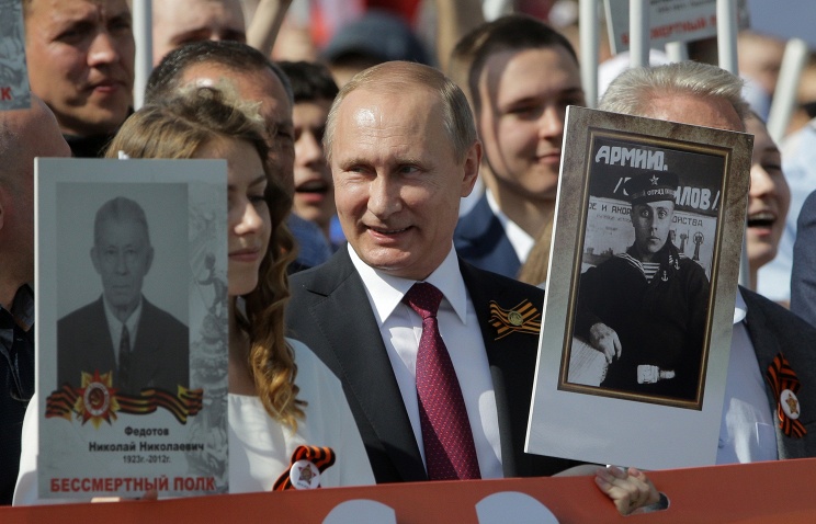 Путин с портретом отца-фронтовика принял участие в шествии "Бессмертного полка"