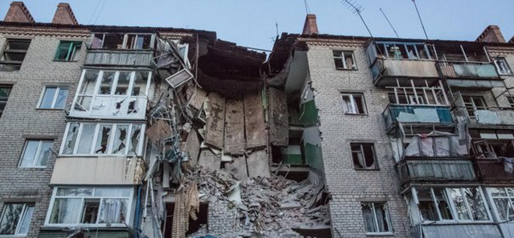 Разрушения гражданских объектов на территории Донбасса (видео)