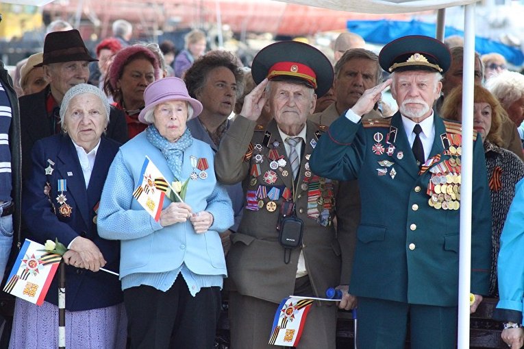 В Ялту привезли копию Знамени Победы и технику военных лет