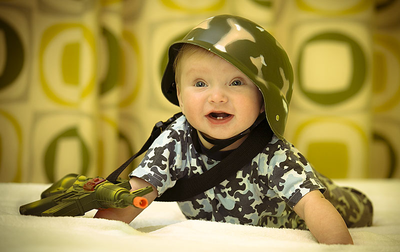 В крымских роддомах новорожденным вручили повестки в армию