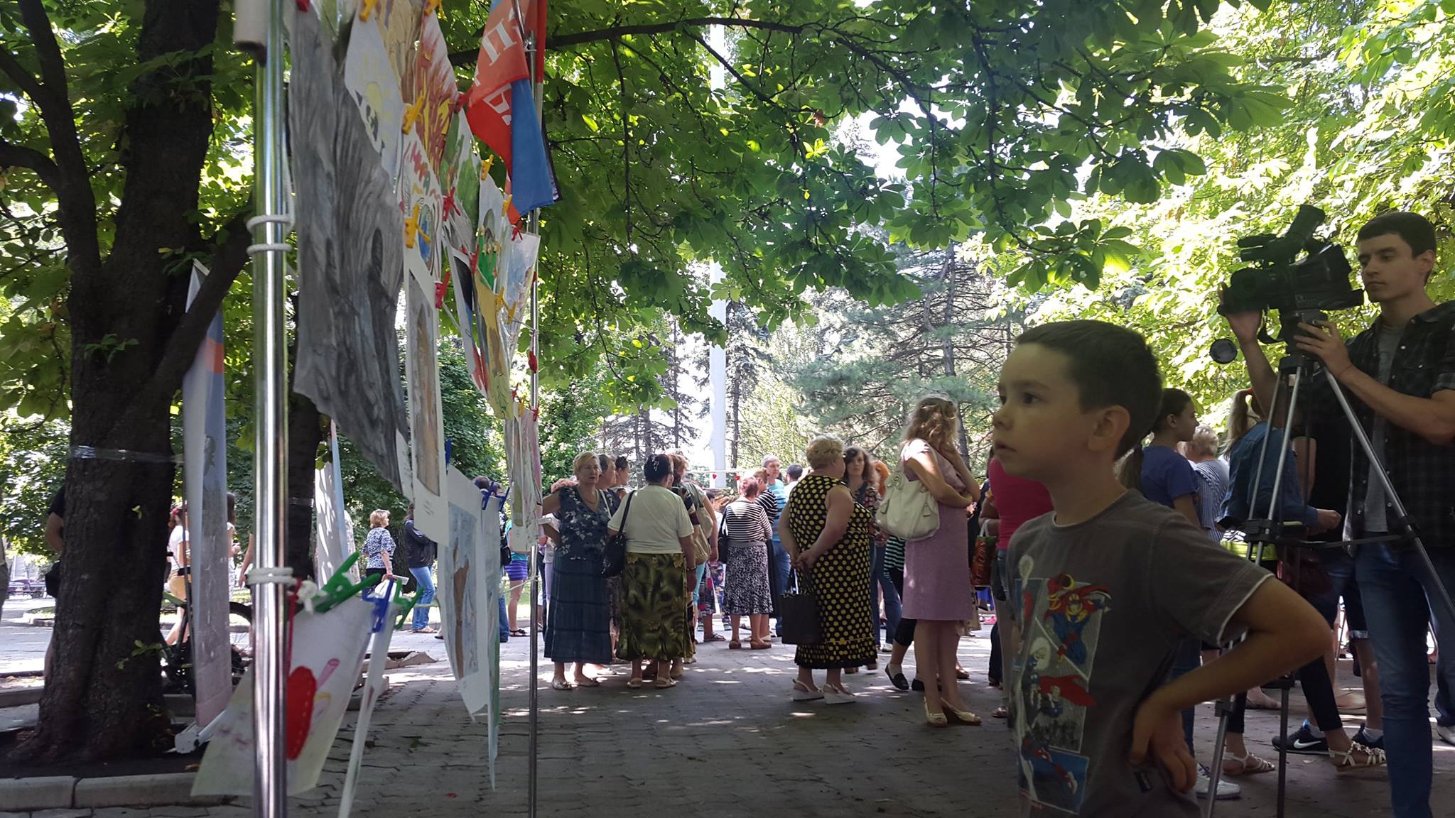 Дети опаленного Донбасса рисуют войну и мечтают о мире