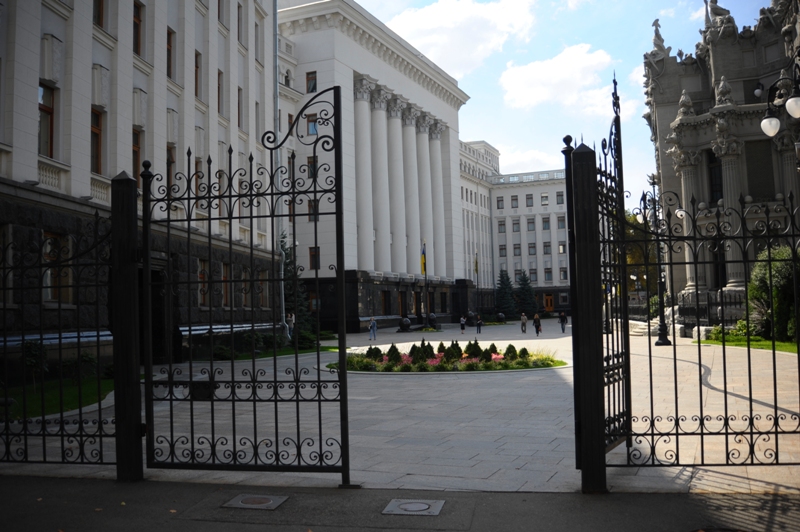 Попытка активистов спилить забор у администрации Порошенко закончилась жестким разгоном