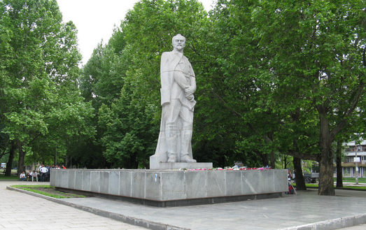 В Запорожье активисты хотят свалить памятник Дзержинскому  (видео)