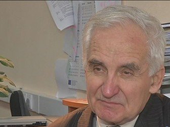 Украинский профессор призвал проверить воду из российской гуманитарной помощи на "генетическую память", чтобы "не допустить диверсии"
