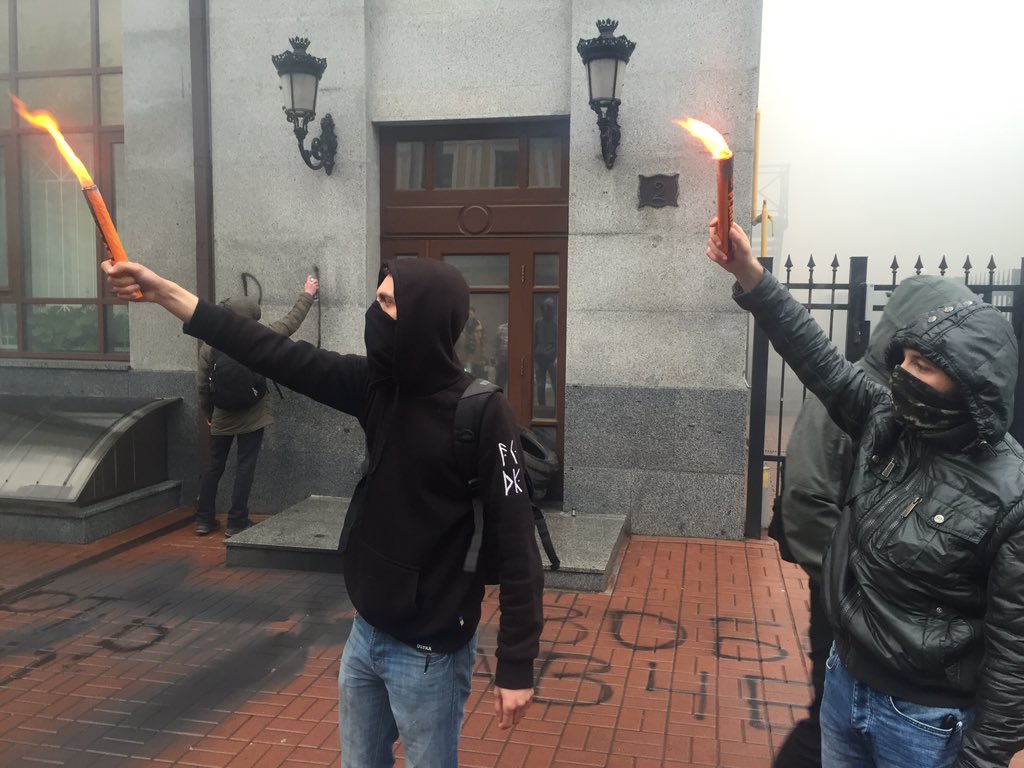 Неизвестные в балаклавах забросали дымовыми шашками здание Россотрудничества в Киеве (видео)