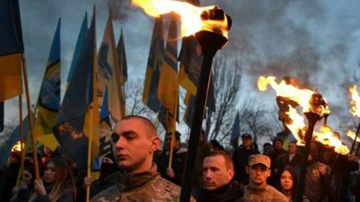 В Черкассах "Азов" устроил факельное шествие (видео)