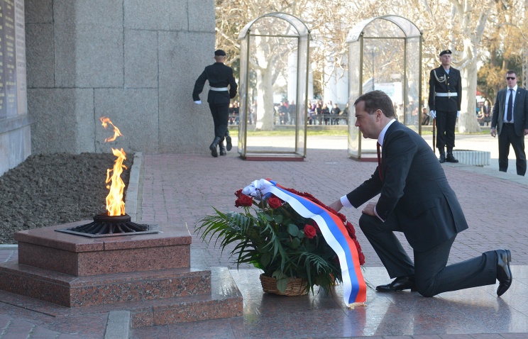 Медведев возложил цветы к Мемориалу героической обороны Севастополя