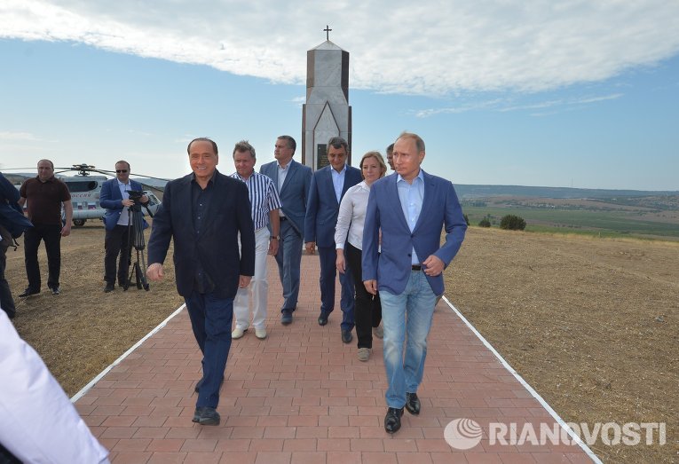Путин встретил Берлускони в Крыму у памятника сардинским солдатам