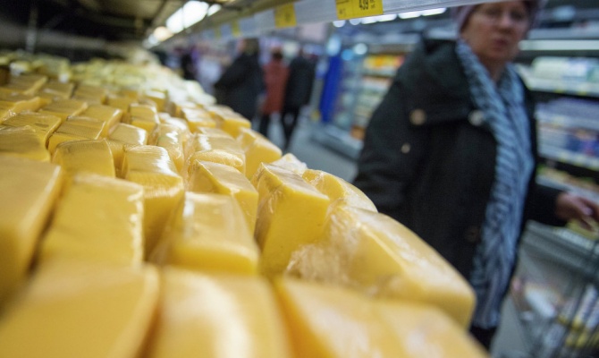 В РФ введен запрет на сыроподобные продукты из Украины