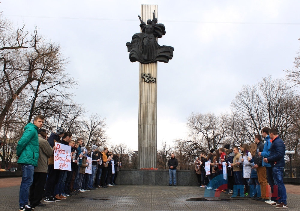 Луганчане почтили память сербов, погибших при бомбардировках со стороны НАТО (фото)
