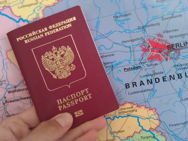 Жители Крыма по российским загранпаспортам начали ездить за рубеж