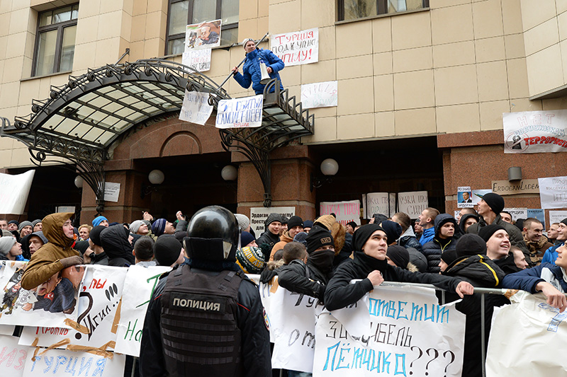 Демонстранты разбили окна посольства Турции в Москве