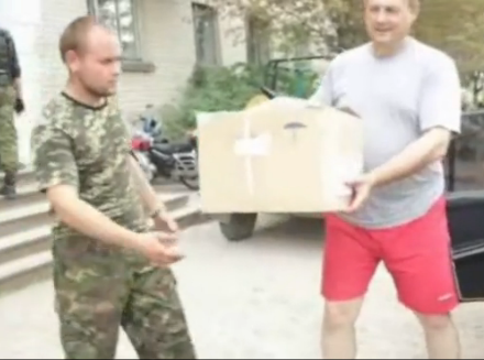 Доставка гуманитарной помощи одному из подразделений армии ДНР в городе Зугрэсе. Июль 2014