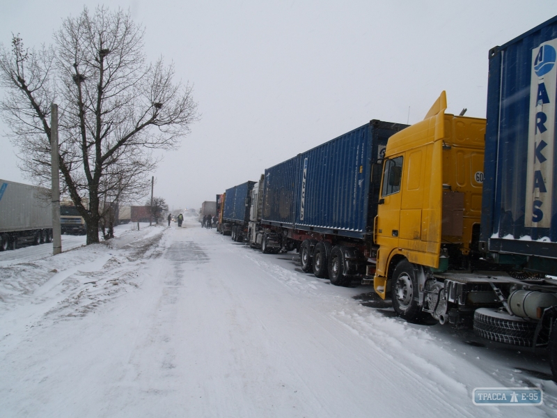 На границе РФ и Украины застряли около сотни фур с товаром для Молдавии