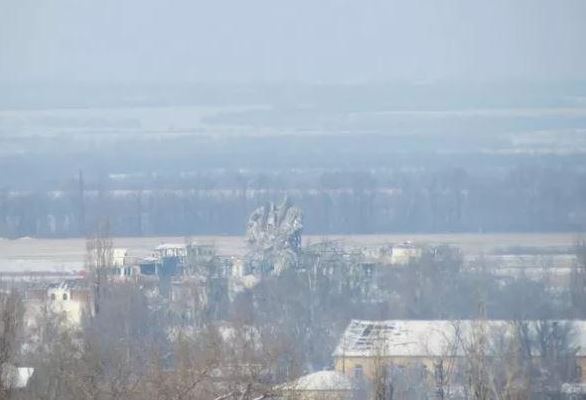 Фотография рухнувшей диспетчерской вышки аэропорта Донецка.