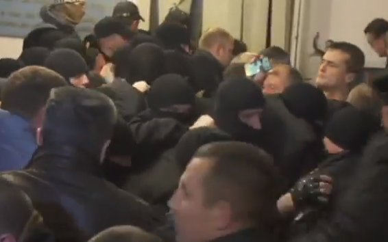 Неизвестные в масках напали на суд во время слушаний дела Корбана в Киеве