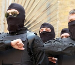 В Киеве «бригада» в масках и с «калашами» захватила завод