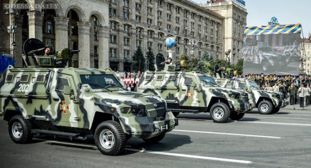 Армия Новороссии захватила кугуары Нацгвардии, участвовавшие в параде на День независимости