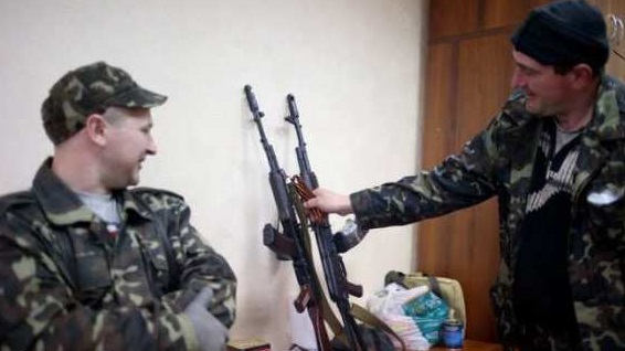 Жители Луганска добровольно сдают оружие властям (видео)