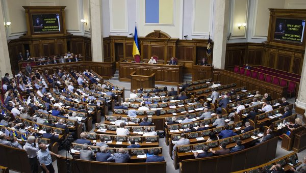 Под натиском «Правого Сектора» Рада приняла закон о люстрации