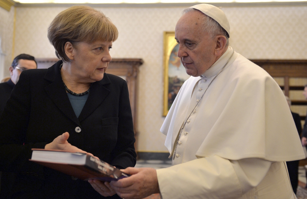 Меркель выразила папе римскому возмущение из-за его слов о Европе
