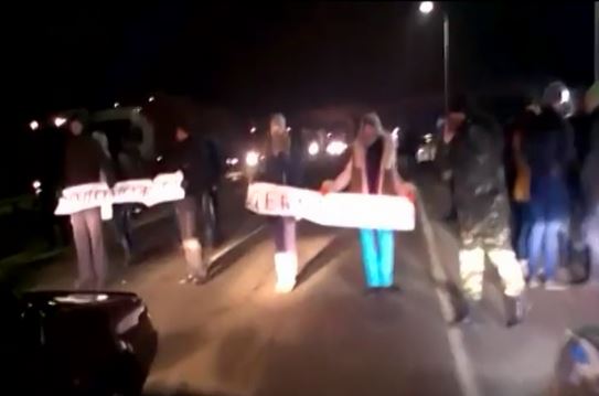 Одесская трасса, пробка длиной в 6 км: Женщины требовали деблокировать военных в Дебльцево (видео)