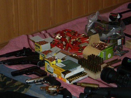 Ополченцы показали конфискованное у артёмовского авторитета оружие